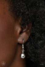 Load image into Gallery viewer, Paparazzi's Lady In Waiting - Silver pearl necklace (Blockbusters)