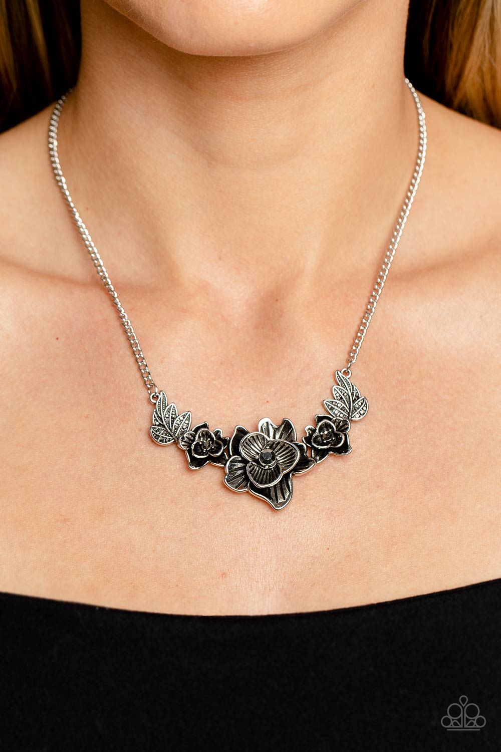 Paparazzi's Botanical Breeze - Silver necklace