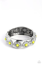 Load image into Gallery viewer, Paparazzi&#39;s Taking FLORAL - Green bracelet
