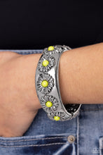 Load image into Gallery viewer, Paparazzi&#39;s Taking FLORAL - Green bracelet
