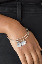 Load image into Gallery viewer, Paparazzi&#39;s  Dreamy Dandelions - Silver bracelet
