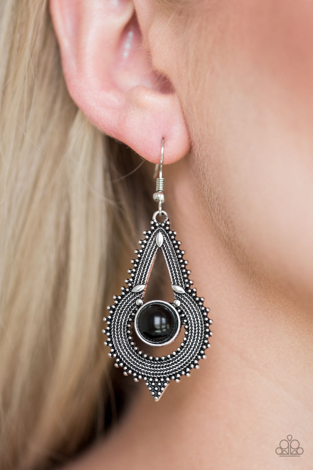 Paparazzi's Zoomin Zumba - Black earrings