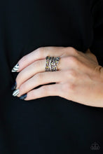 Load image into Gallery viewer, Paparazzi&#39;s Stage Struck - Green ring
