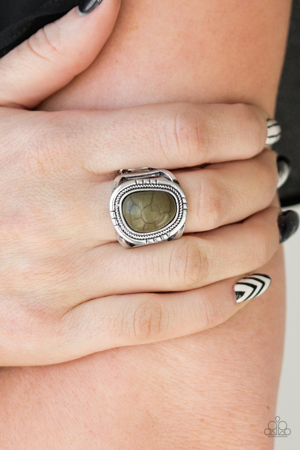 Paparazzi's Out On the Range - Green ring