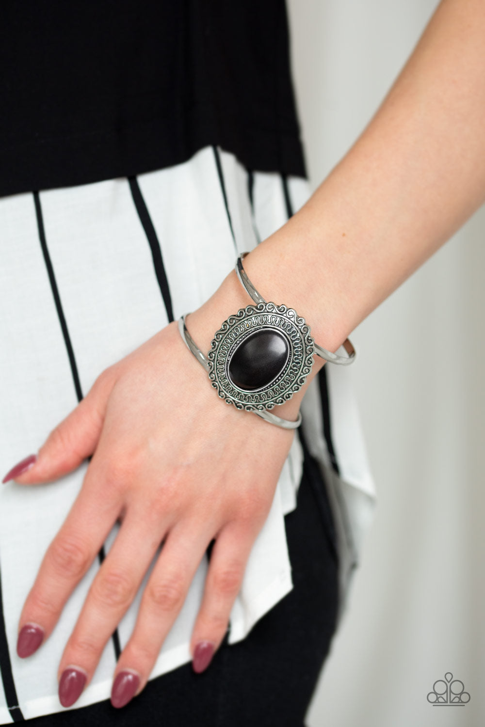Paparazzi's Extra EMPRESS-ive - Black bracelet