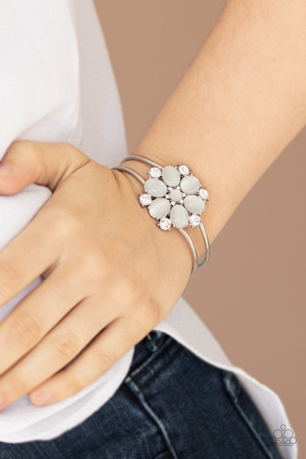 Paparazzi's Garden Extravagance - White bracelet