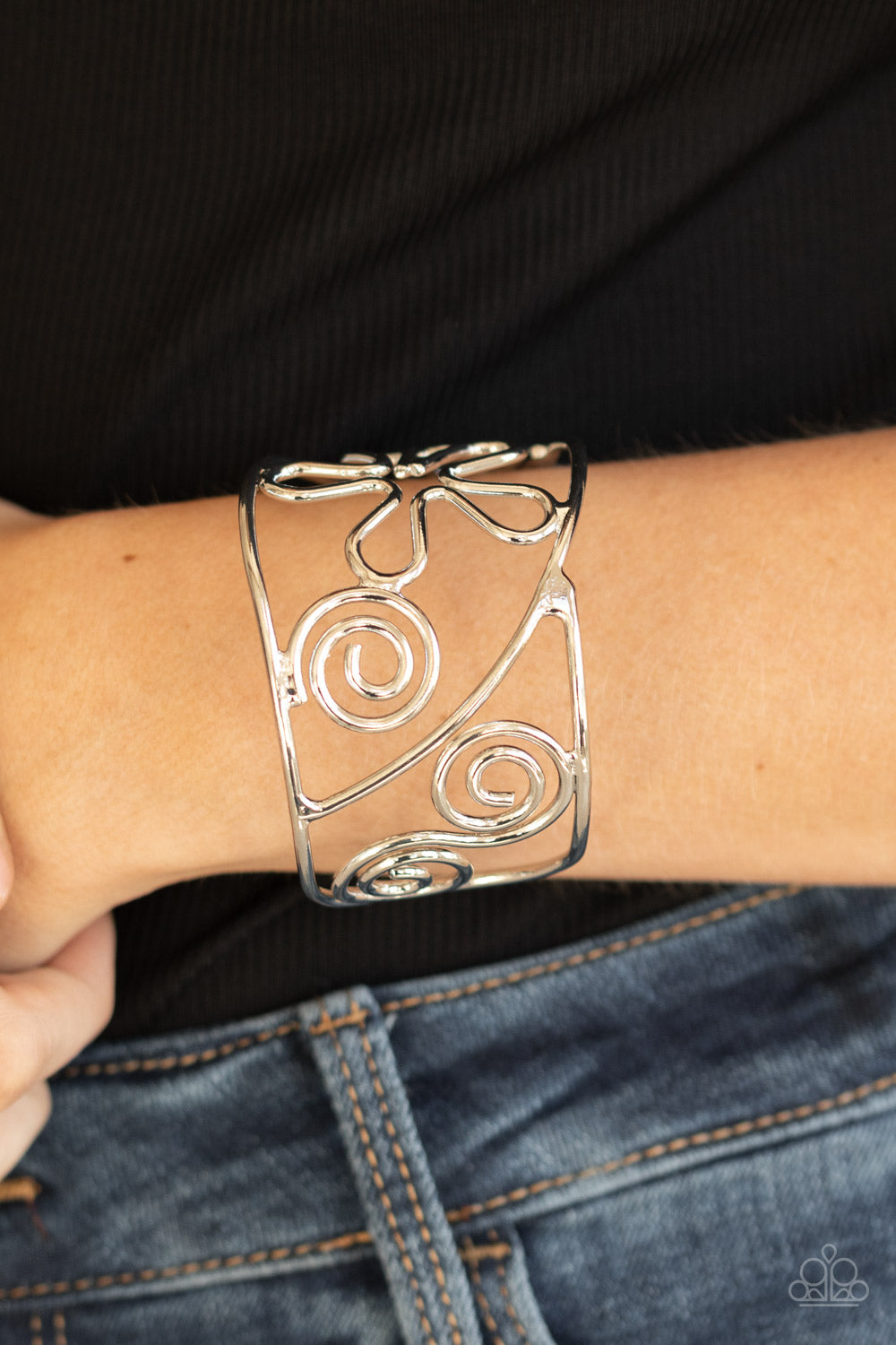 Paparazzi's Groovy Sensations - Silver bracelet