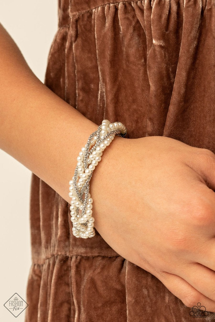 Paparazzi's Vintage Variation - White Pearl bracelet (Fashion Fix)