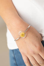 Load image into Gallery viewer, Paparazzi&#39;s Cottage Season - Yellow bracelet
