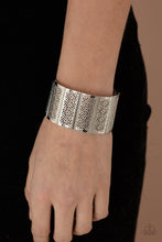 Load image into Gallery viewer, Paparazzi&#39;s Thai Terrariums - Silver bracelet
