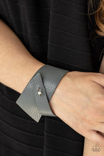 Load image into Gallery viewer, Paparazzi&#39;s PIECE Offering - Silver Urban bracelet
