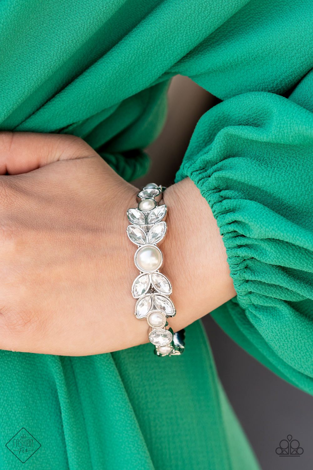 Paparazzi's Regal Reminiscence - White Pearl bracelet (Fashion Fix)