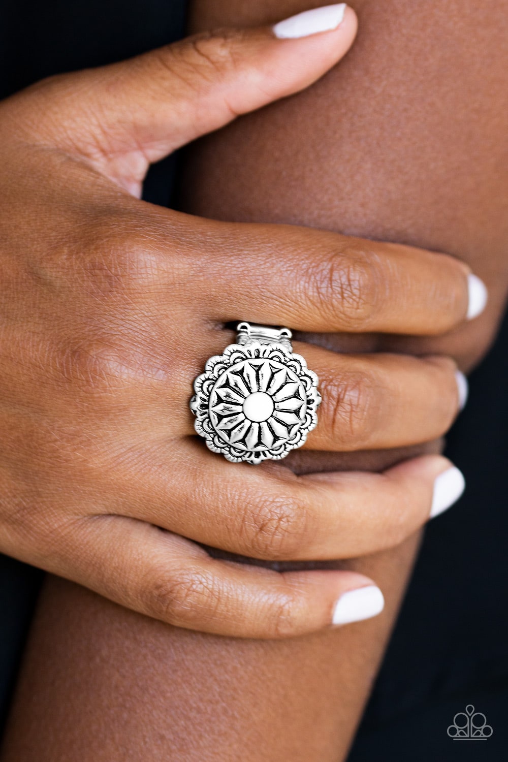 Paparazzi's Daringly Daisy - White ring